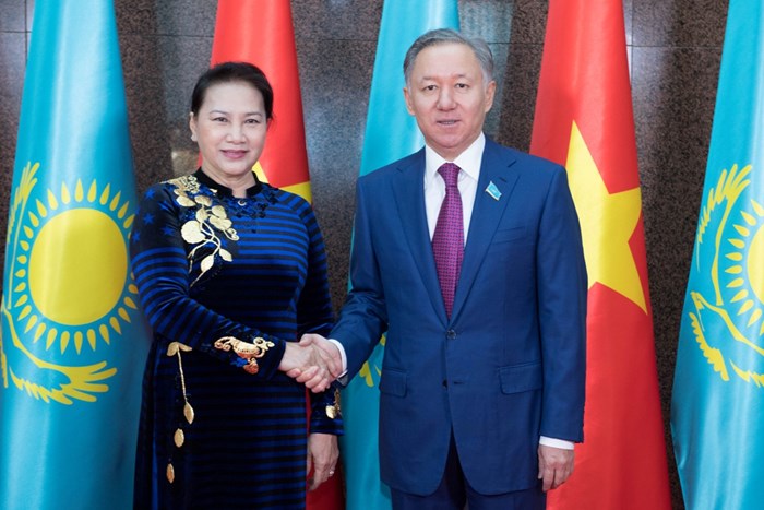 Nyǵmatýlın elimizge alǵash kelgen Vetnam Parlamentiniń tóraıymymen kezdesti