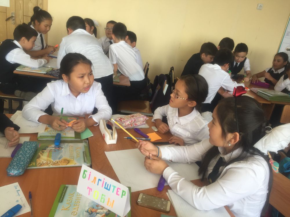 Balalar bir-birin baǵalaýdy úırenedi