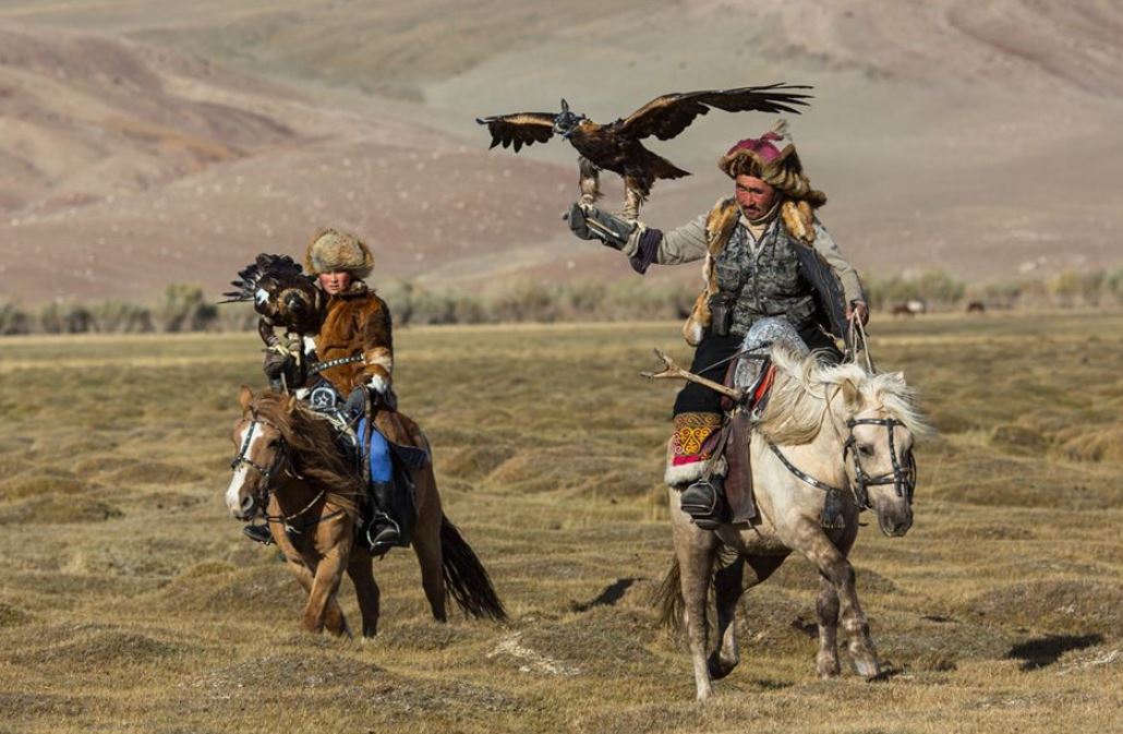 BBS Mońǵolııadaǵy qazaq búrkitshileri týraly jazdy