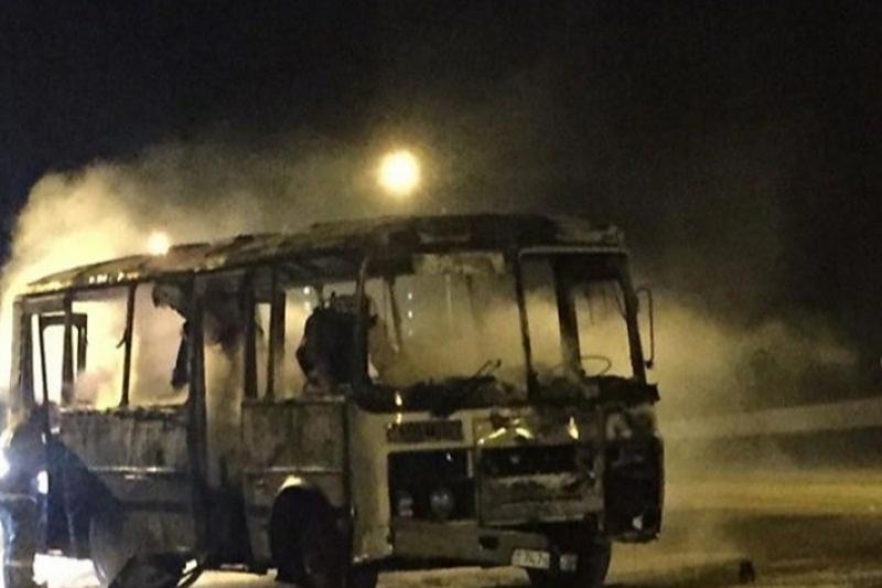 Jezqazǵanda avtobýstaǵy órtti sóndirmek bolǵan kondýktor men júrgizýshi kúıip qaldy