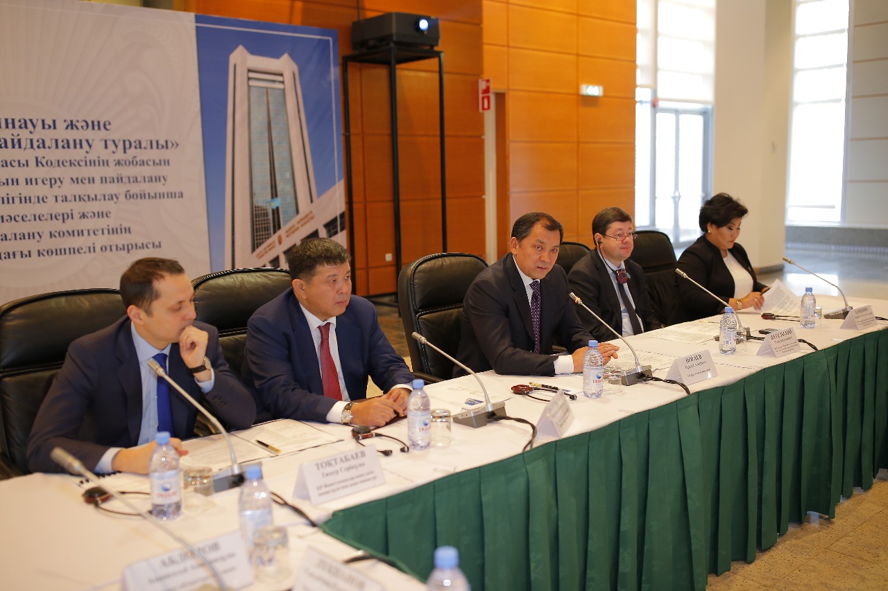 Atyraýda jer qoınaýyn paıdalaný týraly zańnama talqylandy