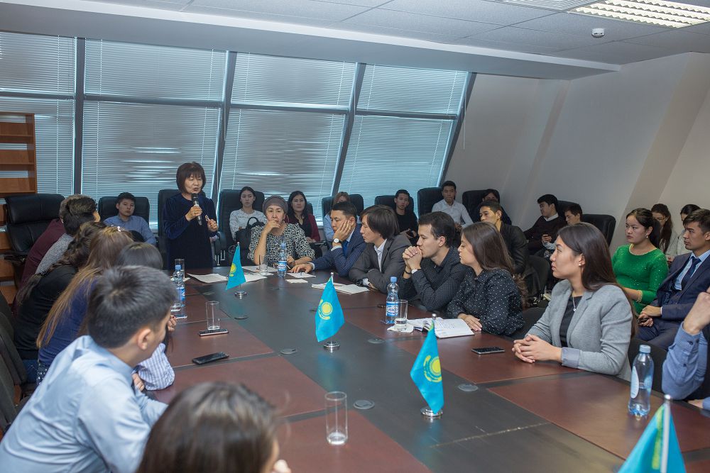 Qazaq ulttyq óner ýnıversıtetinde latyn álipbıi talqylandy