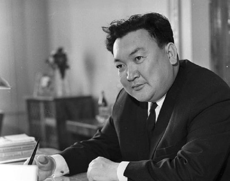 Shahmardan Esenovtiń týǵanyna 90 jyl