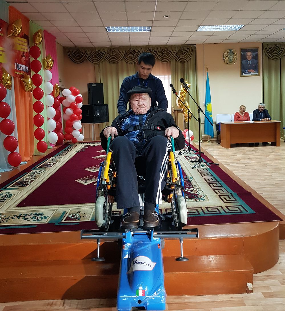 Qarttar úıine kóterý qurylǵysyn tartý etti