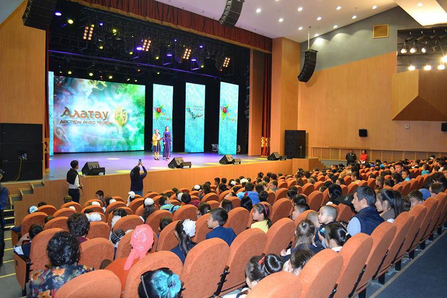 «Alataý» dástúrli óner tea­try kınozaly­na 1 jyl