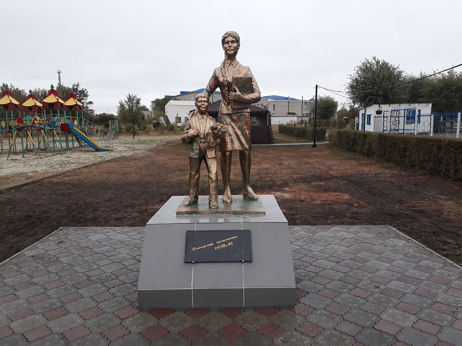 Shyńǵyrlaýda ustazǵa eskertkish ornatyldy