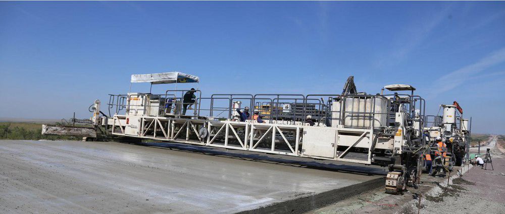 Qaırat Káribaev: Jol qurylysy josparǵa saı júrgizilýde