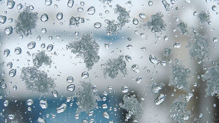 Astanada jańbyr aralas qar jaýady