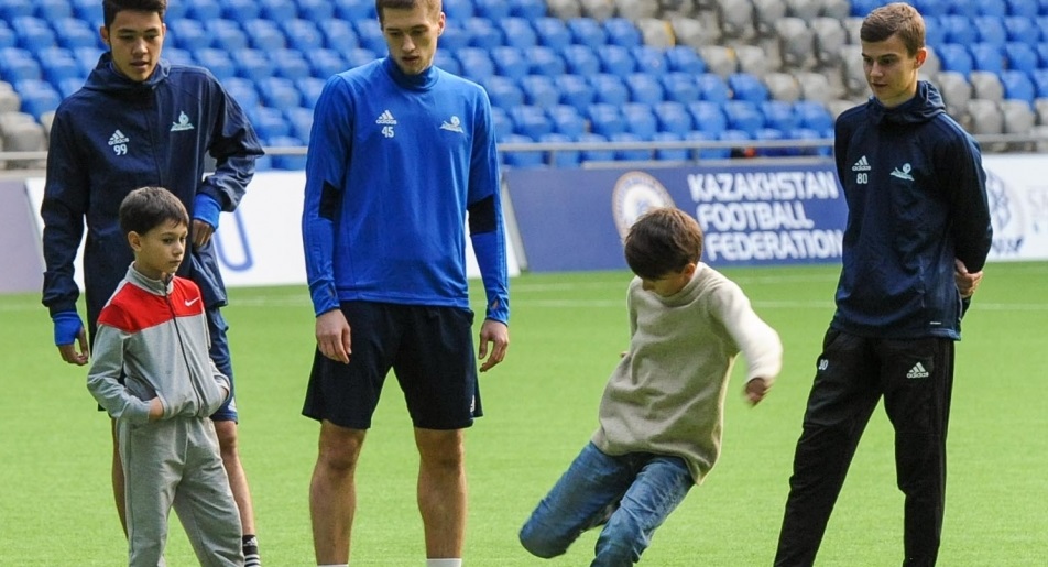 «Astana» komandasynyń fýtbolshylary jastarǵa sheberlik sabaǵyn ótkizdi