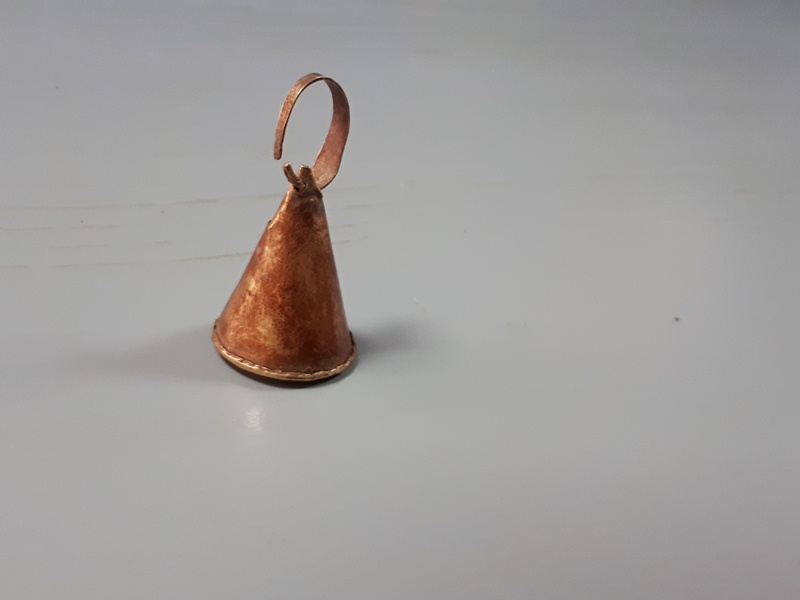 Aqtóbede arheologtar erte temir dáýirine jatatyn altyn syrǵa tapty