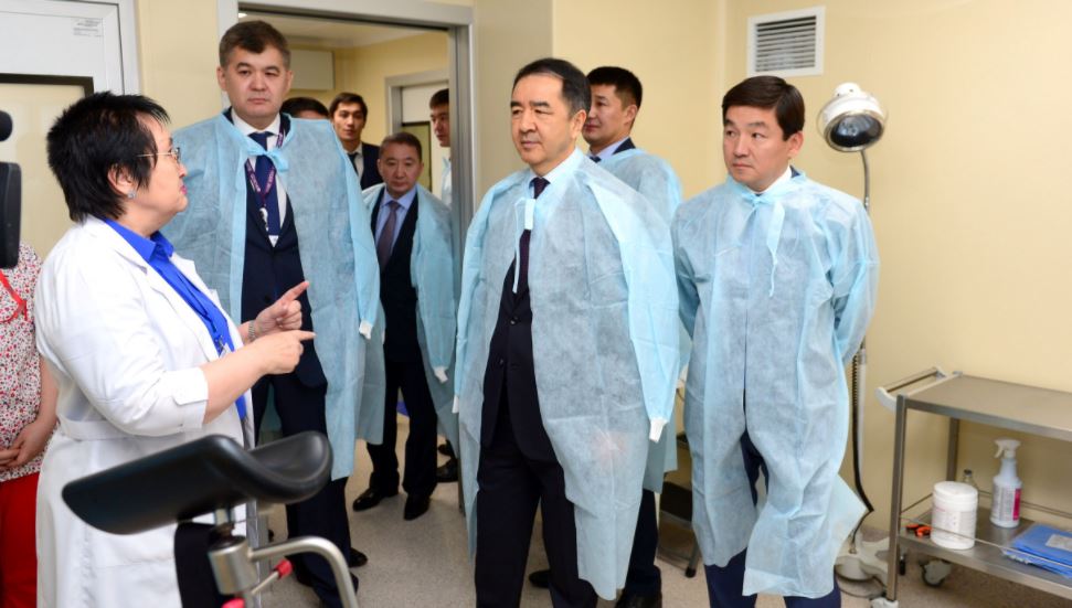 Saǵyntaev Almatyda Reprodýktıvti medısına ınstıtýtynyń ortalyǵynda boldy