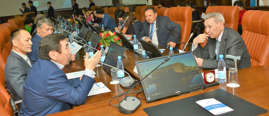 Eýrazııa Ulttyq ýnıversıtetinde latyn álipbıine kóshý isi talqylandy