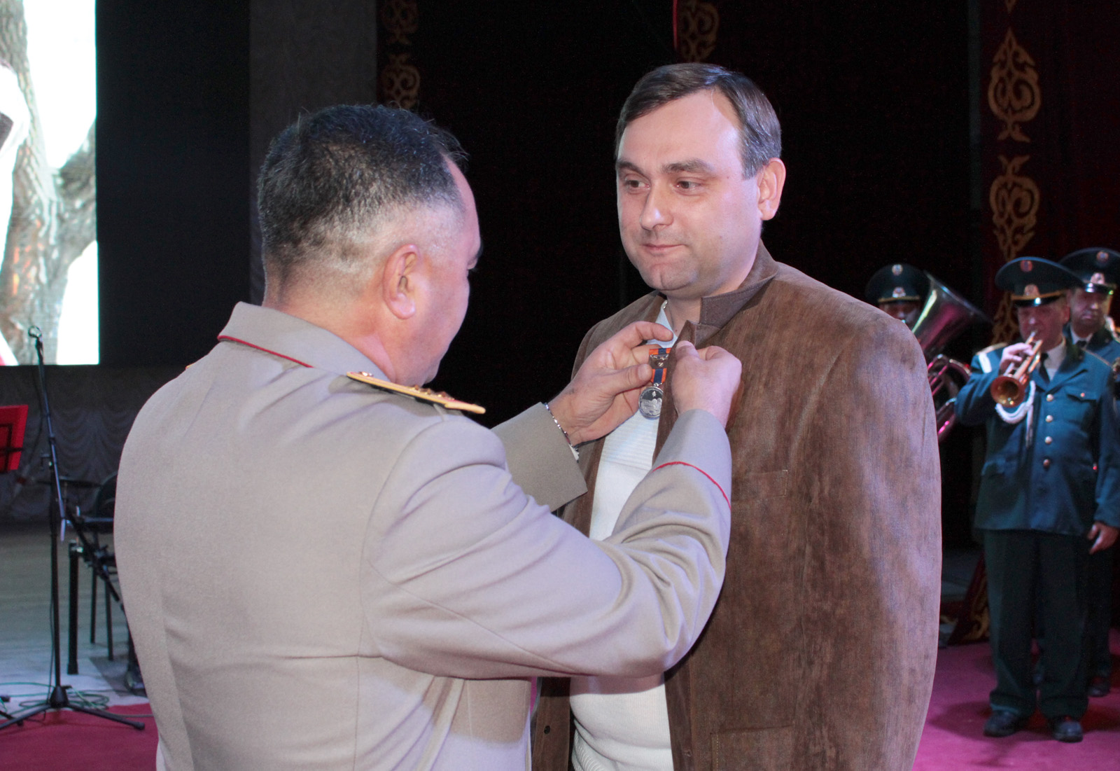 Sýǵa batqan áıeldi qutqarǵany úshin marapattaldy