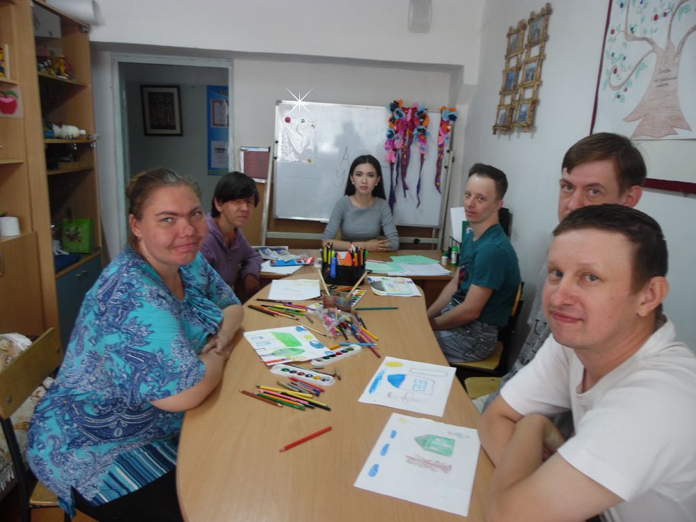 Múgedek balalarǵa kim kómektesedi?