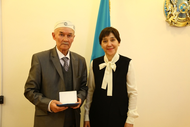 Eńbek jáne halyqty áleýmettik qorǵaý mınıstri ardagerlerin kásibı merekemen quttyqtady