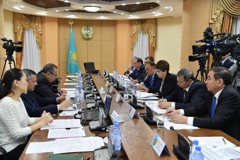 Senatorlar kórsetiletin qarjy qyzmetin tutynýshylardy qorǵaý máselelerin talqylady