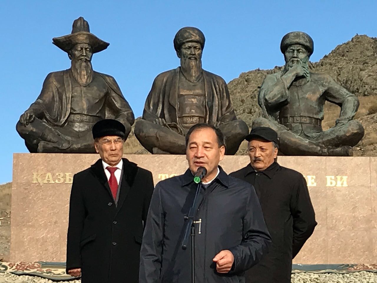 Mańǵystaýda qazaqtyń úsh bıine eskertkish qoıyldy