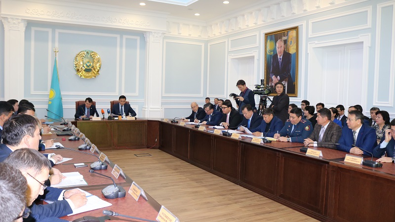 Batys Qazaqstanda memlekettik qyzmetshiler syılyq almaı ma, álde alǵan syılyǵyn tapsyrmaı ma?