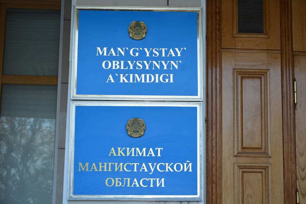 Mańǵystaýda mekemelerdiń ataýy jazylǵan mańdaıshalar latyn álipbıine kóshirildi