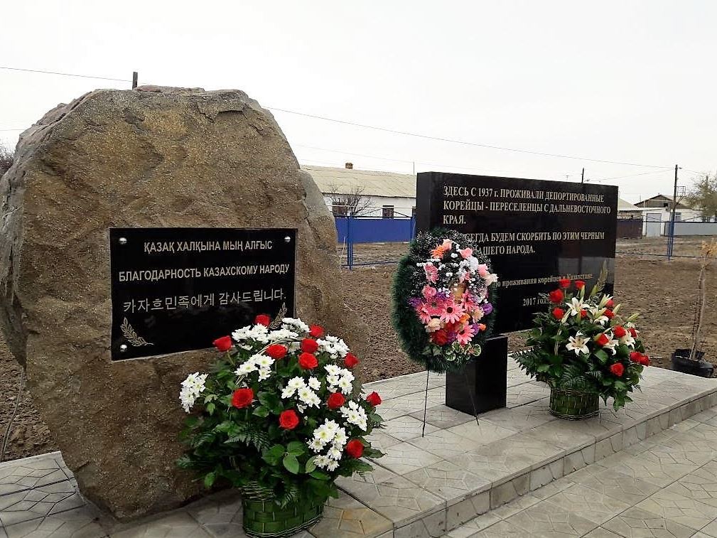 Atyraýdaǵy kárister qazaqtarǵa eskertkish qoıdy