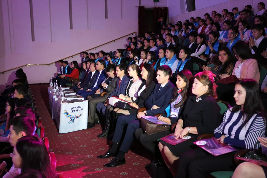 Jaıyq jastary jalyndap tur