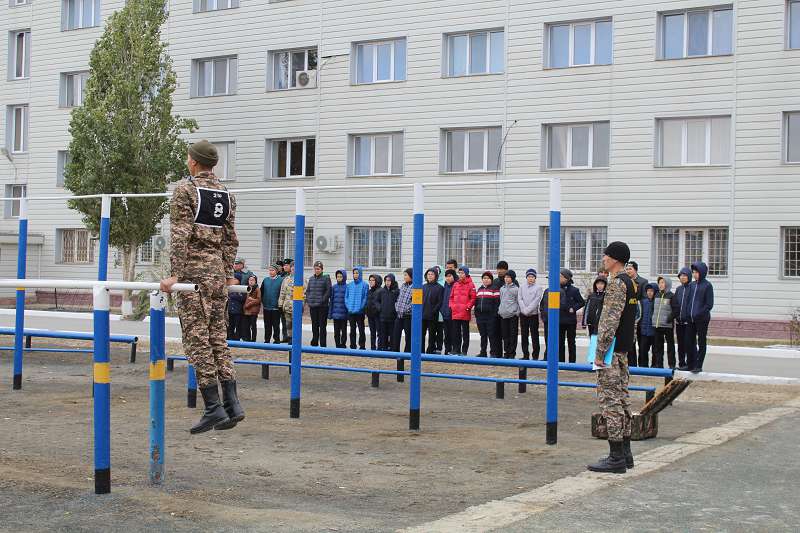 Mektep oqýshylary áskerge bardy