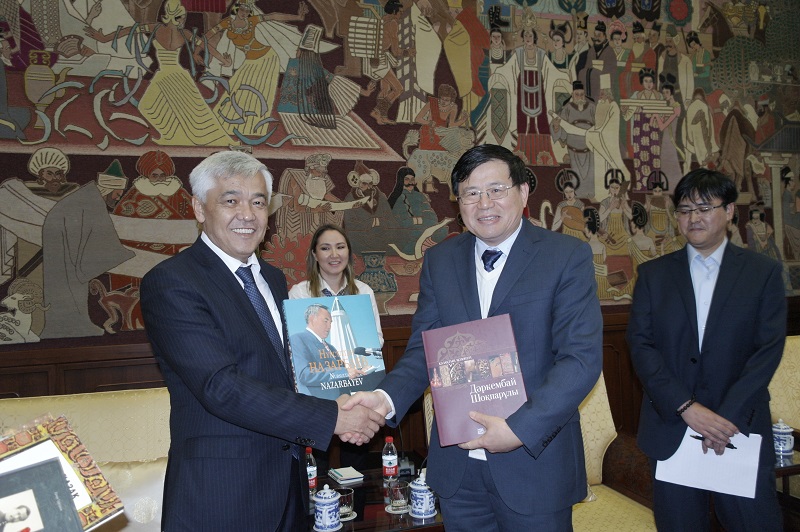 Ulttyq kitaphana ujymy Qytaıdyń basty kitaphanalarynda issaparlyq kezdesýler ótkizdi