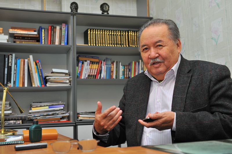 Kóne tarıhqa til bitirgen