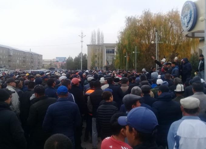 Talasta mıtıng ótti