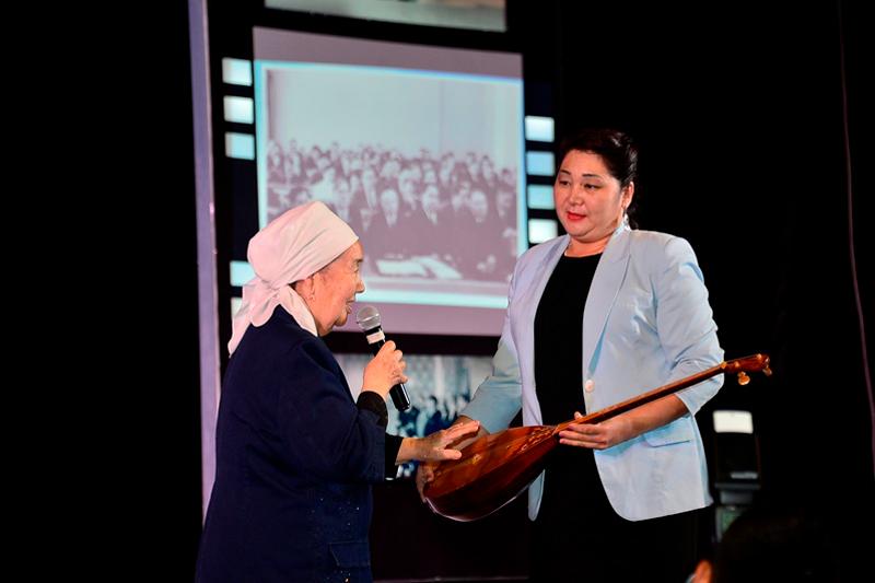 Salamat Muqashevtyń dombyrasy Atyraý mýzeıine berildi