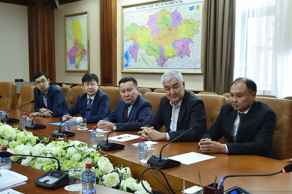 Túımebaev latyn álipbıin nasıhattaý maqsatynda kelgen arnaıy top múshelerimen kezdesti