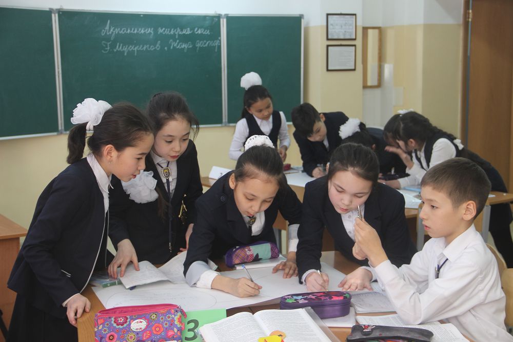 Astanada oıyndar júıesin usynatyn balalar ortalyǵy jumys isteıdi