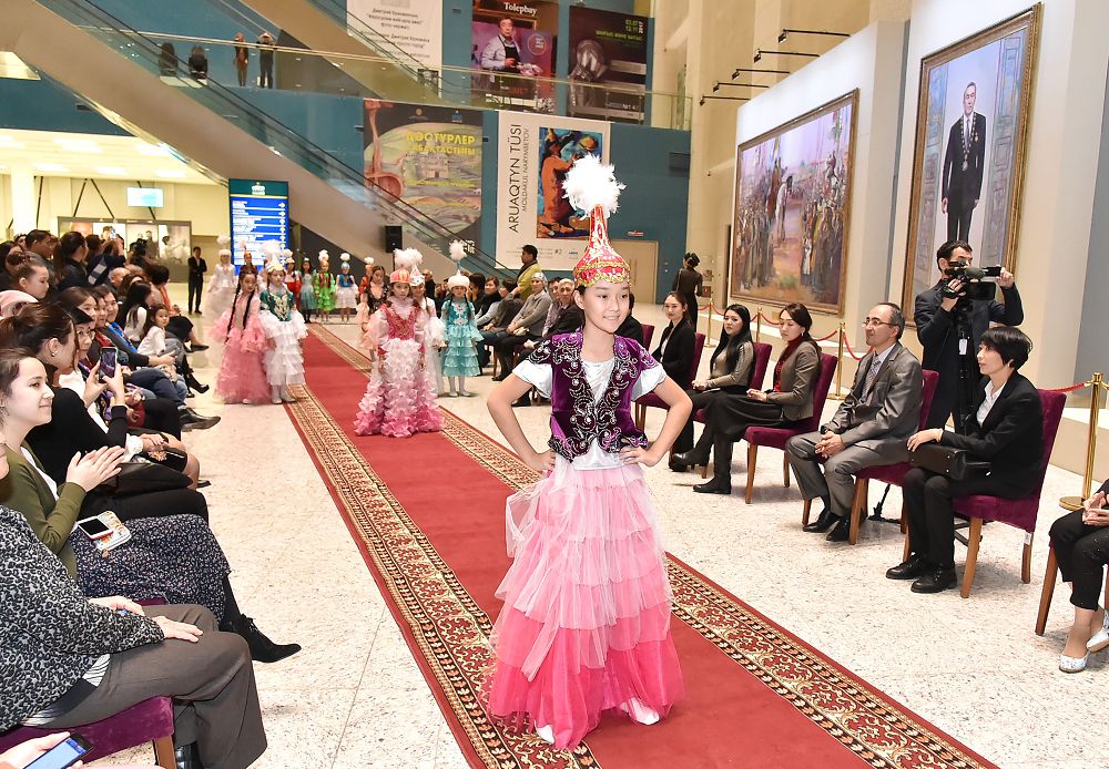 «Nationlook» balalarǵa arnalǵan ulttyq kıimderdiń sándik kórsetilimi ótti