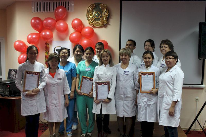 Pavlodardaǵy jańa emhana jas dárigerlermen tolyqty