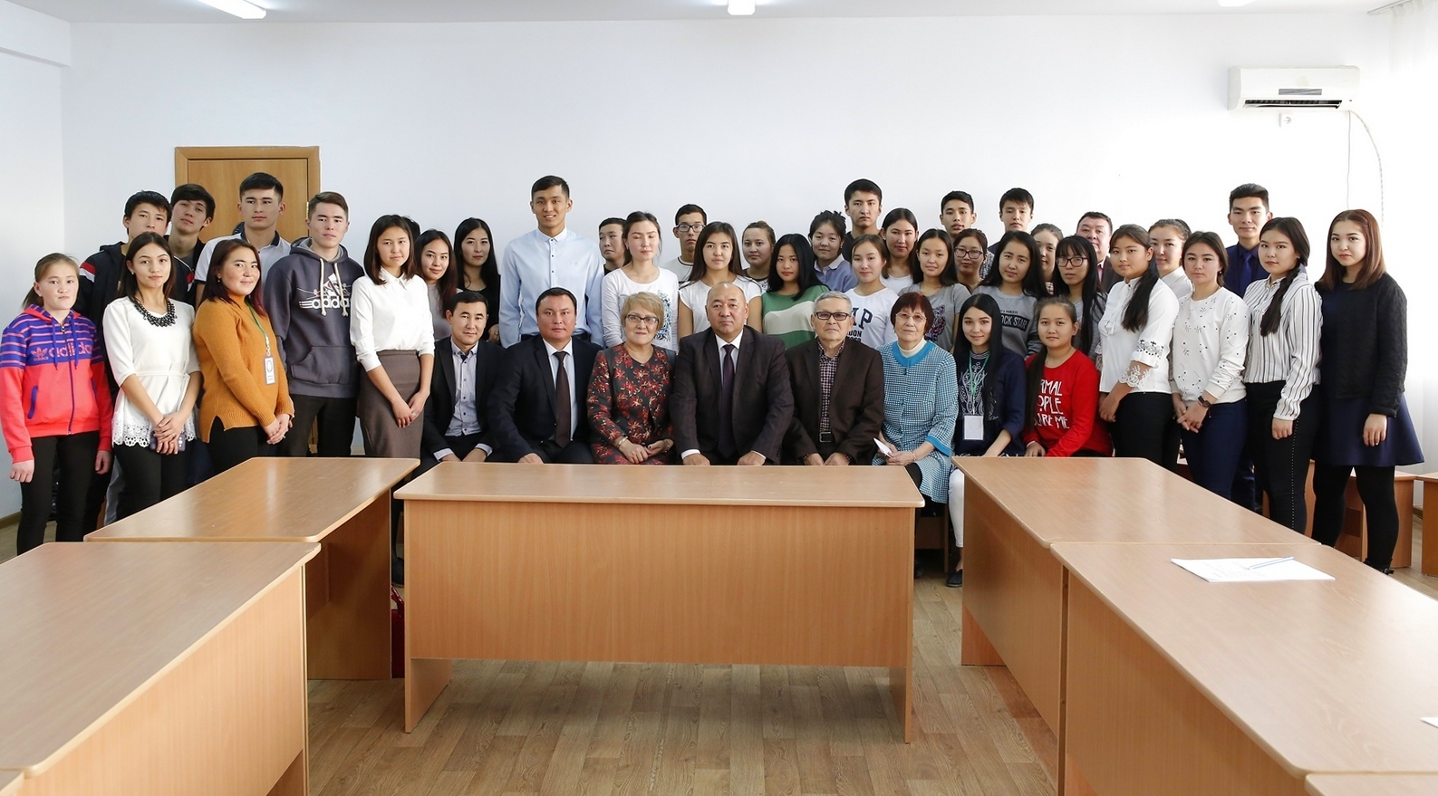 «Mıras» aımaqtyq keńesiniń ókilderi stýdentter úıinde boldy