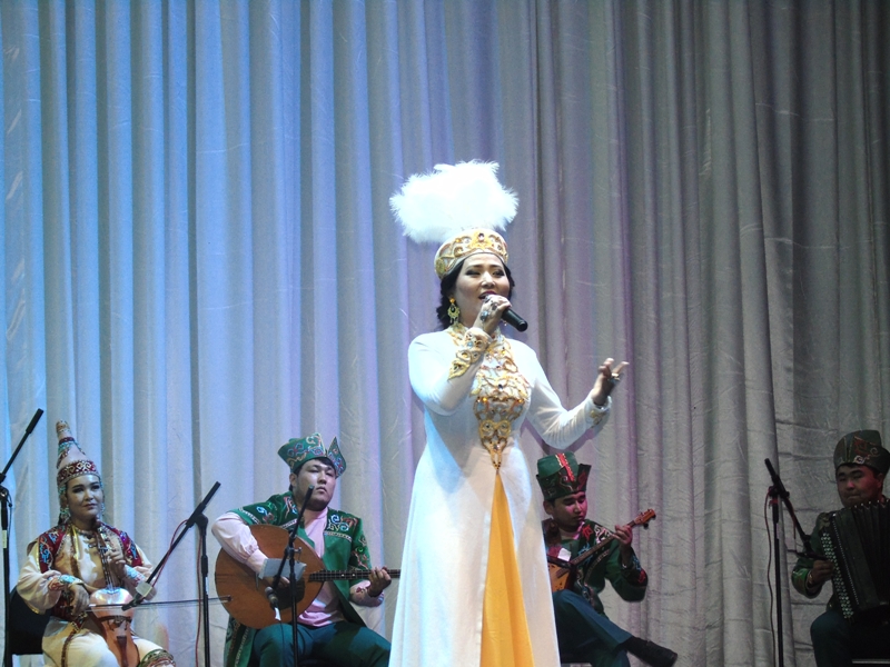 Qaldaıaqov atyndaǵy fılarmonııa ujymy Batys óńirinde óner kórsetti