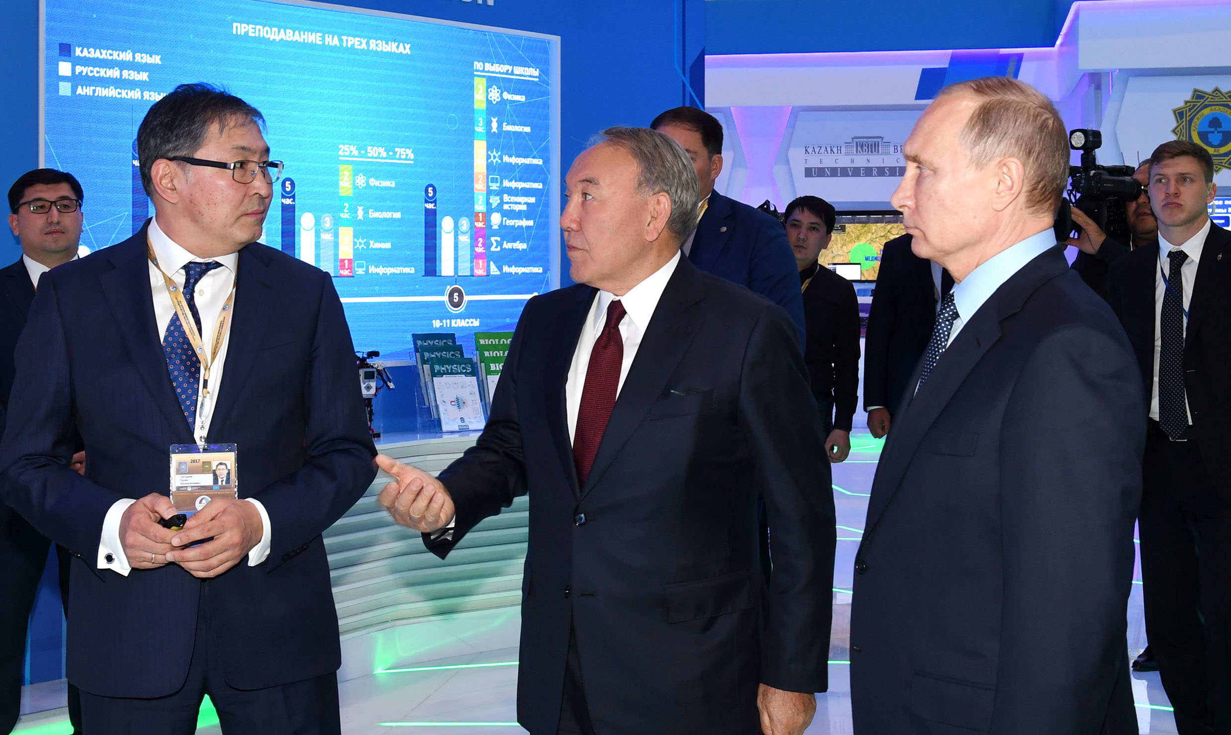 Nazarbaev Qazaqstan men Reseıdiń HIV óńiraralyq yntymaqtastyǵy forýmy aıasyndaǵy kórmeni aralady