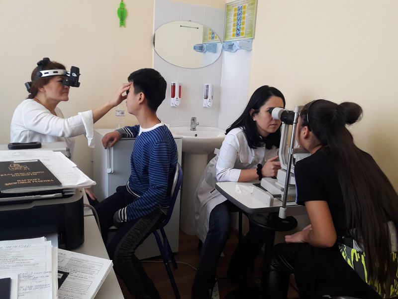 «Aq taıaq» kúni aıasynda oftalmologııalyq tekserýden ótti
