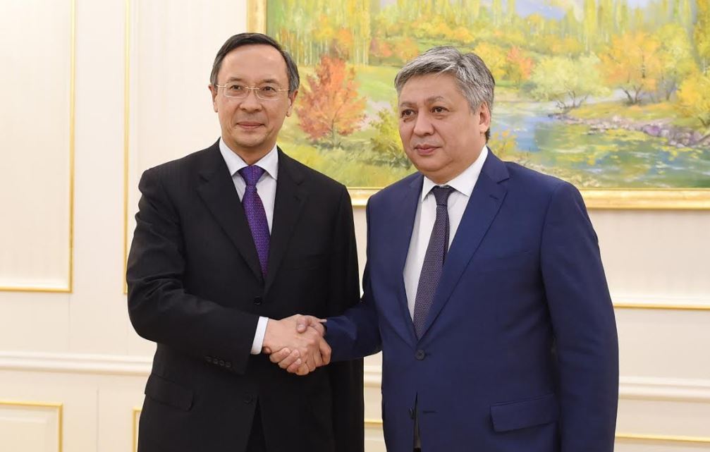 Qazaqstan men Qyrǵyzstan syrtqy saıasat vedomstvolarynyń baılanystaryn jandandyrýda