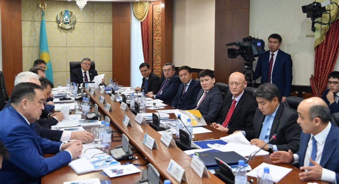 Senatta Qazaqstanǵa ınvestısııa tartý máseleleri talqylandy