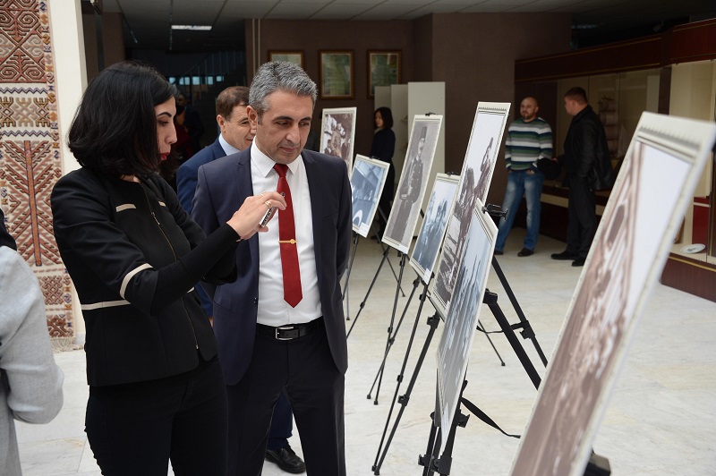 Astanada Atatúrik fotokórmesi ashyldy