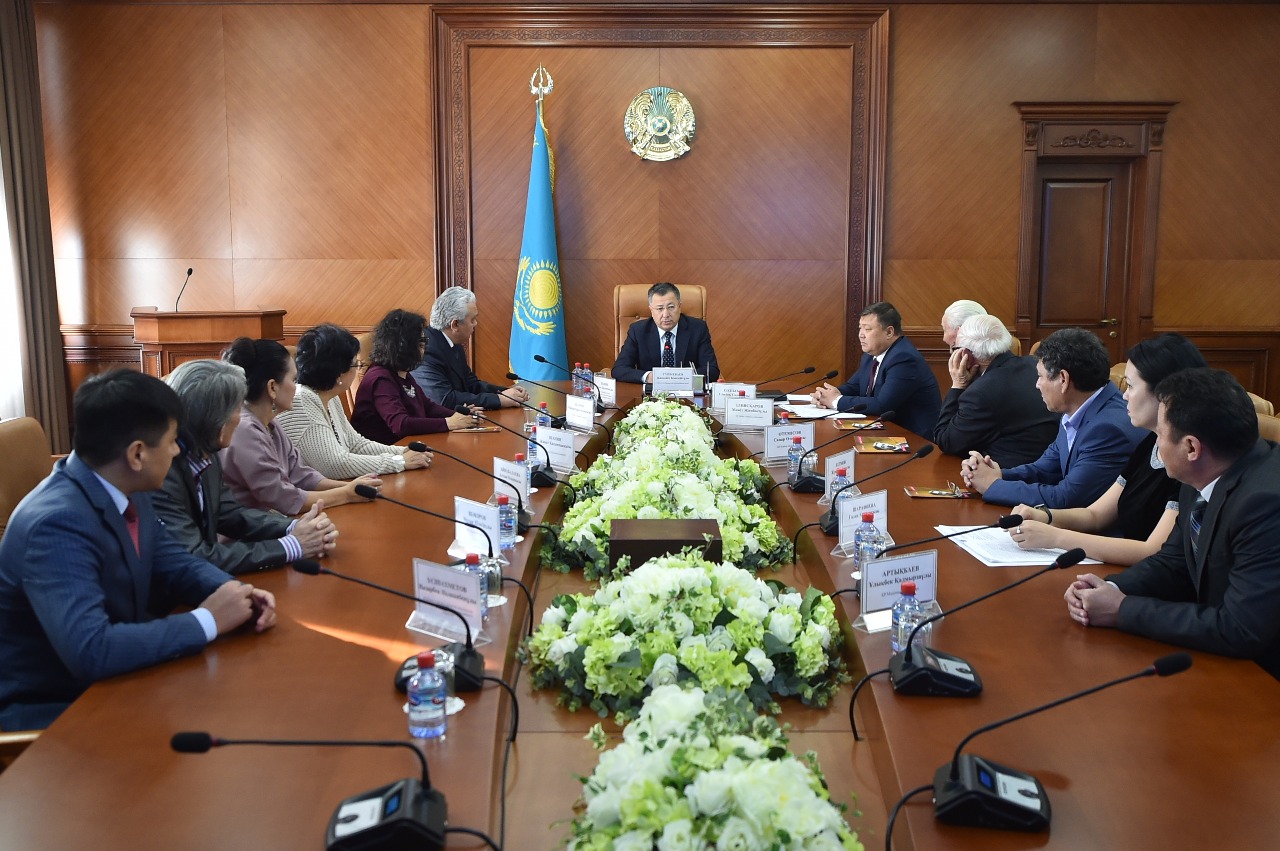 Túımebaev Jumat Shanın atamyzdyń urpaqtarymen kezdesti