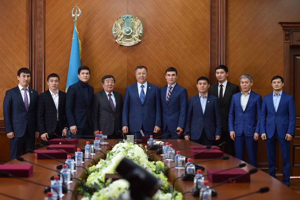 OQO ákimi boks sańlaqtarymen kezdesti