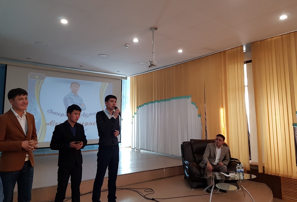 О́skemende aqyn Áskerhan Aqtaıdyń keshi ótti