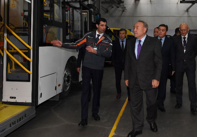 Nursultan Nazarbaev Qostanaıdaǵy otandyq avtokólik óndirisimen tanysty