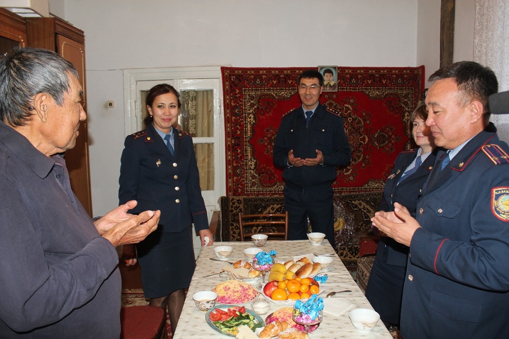 Taraz qalasynyń ishki ister basqarmasy lańkestik oqıǵada qaza bolǵan qyzmetkerlerdi eske aldy