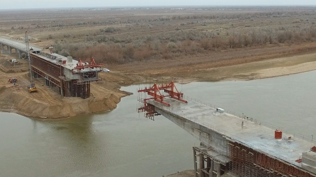 Jaıyq ózenindegi tireýsiz kópir qurylysy 2018 jyly aıaqtalady