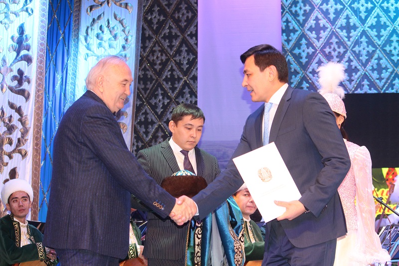 Oralda aqyn Esenǵalı Raýshanovtyń shyǵarmashylyq keshi ótti