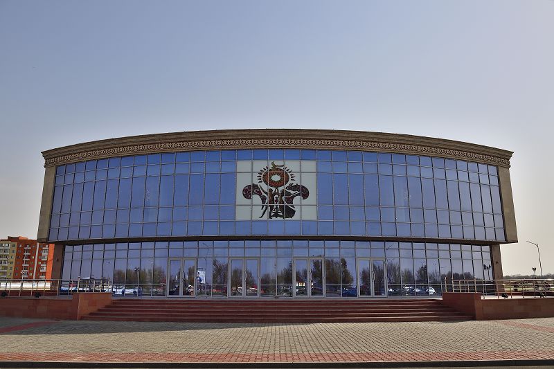 Bir kúnde ashylǵan qos saraı