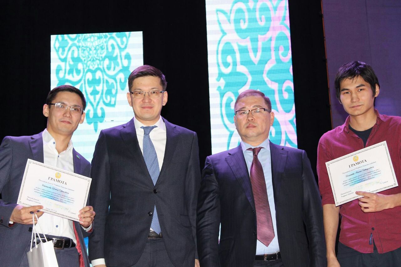 Halyqaralyq grossmeıster Qarjy mınıstirliginiń qyzmetkerlerimen shahmat oınady